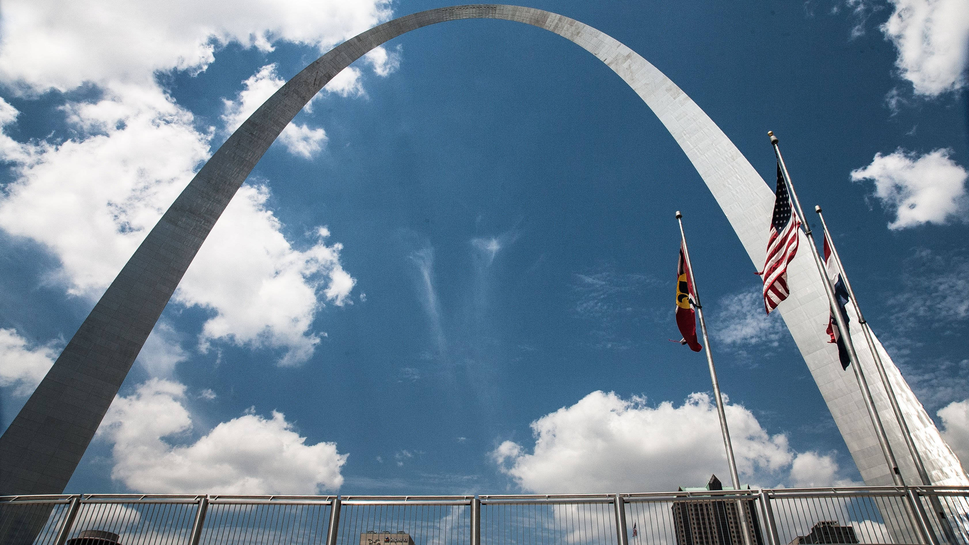 Watawat ng US sa St. Louis Arch Wallpaper