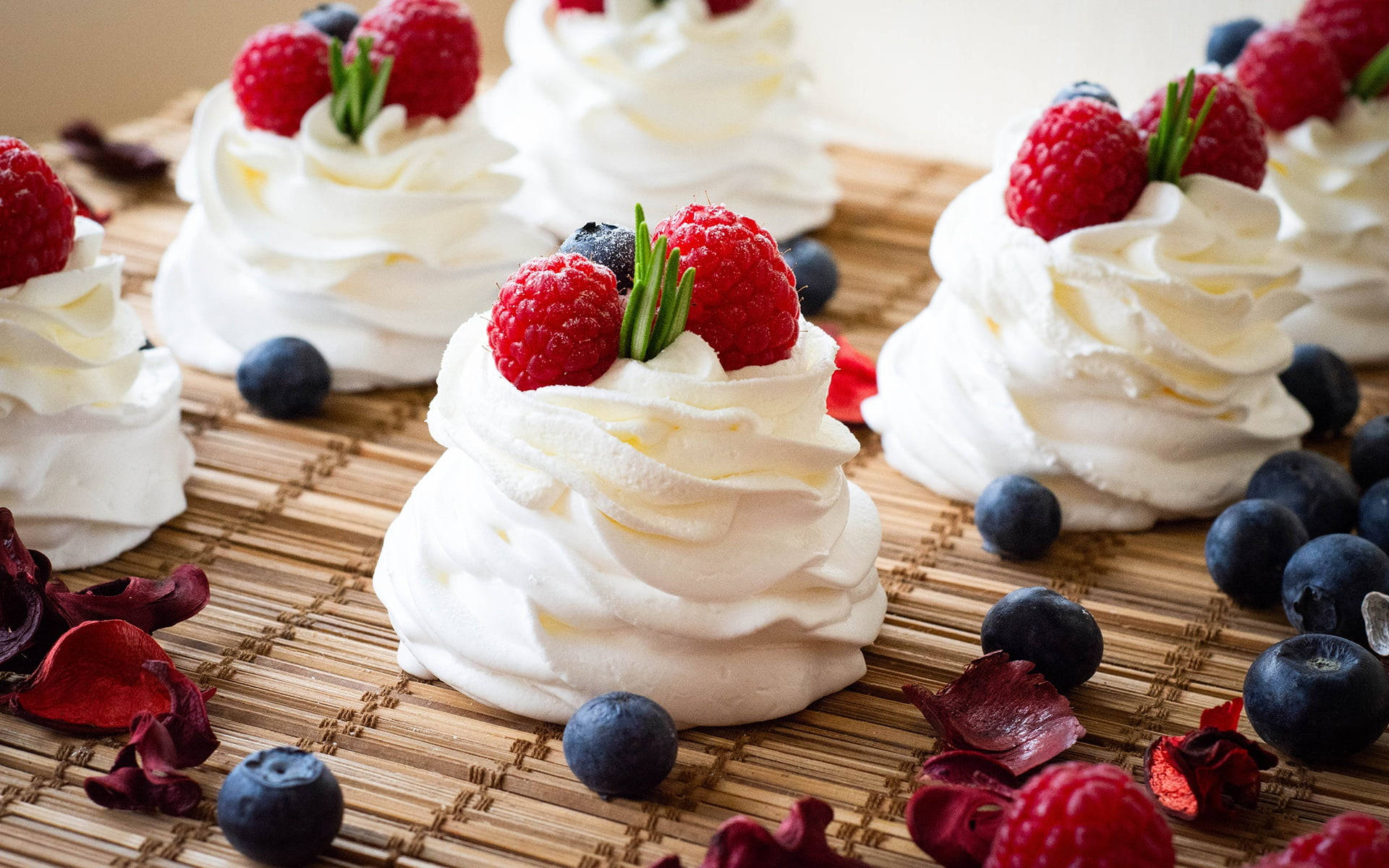 Whipped Cream na may mga Berries Wallpaper