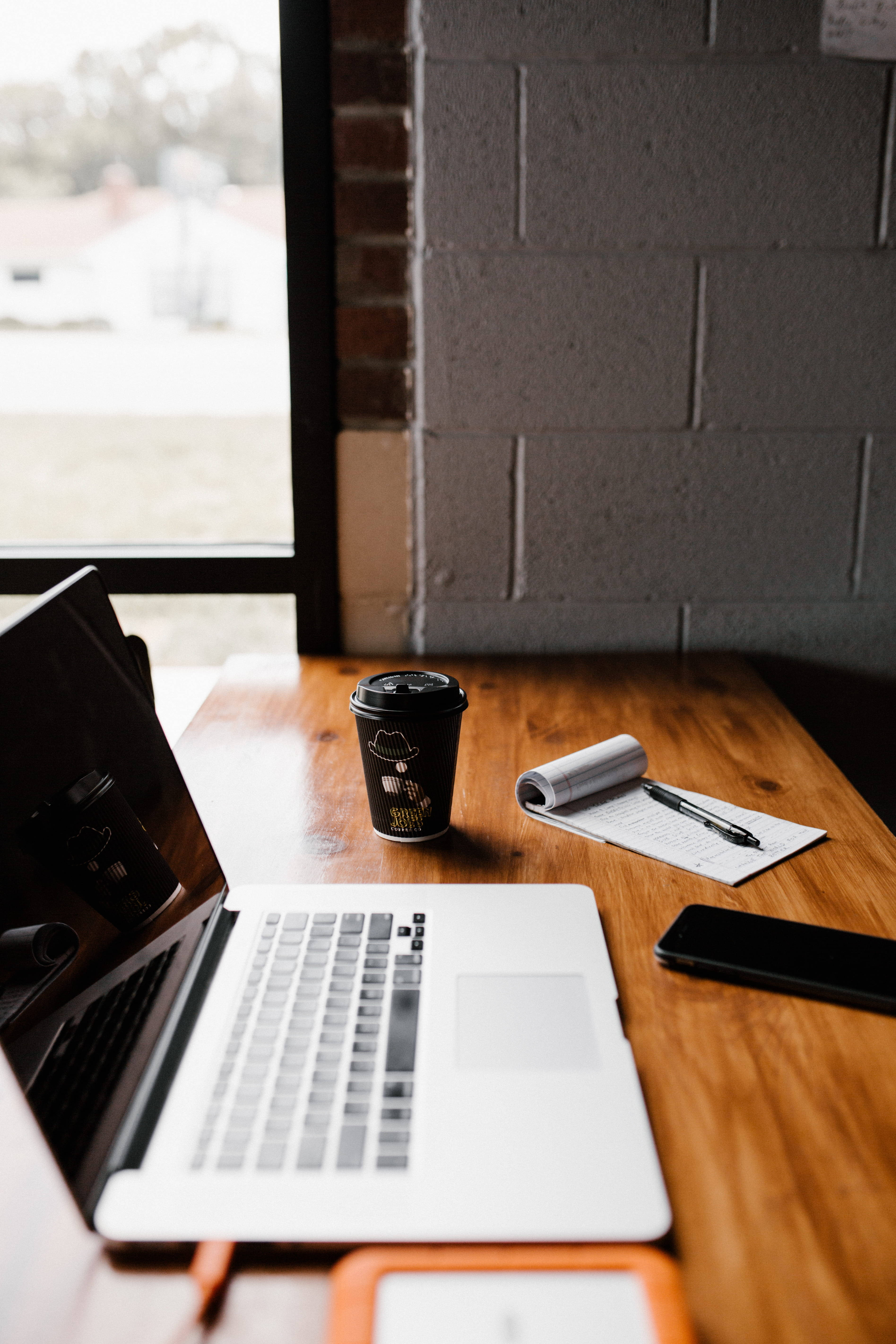 Wooden iPhone Desk Setup na May Coffee Cup Wallpaper