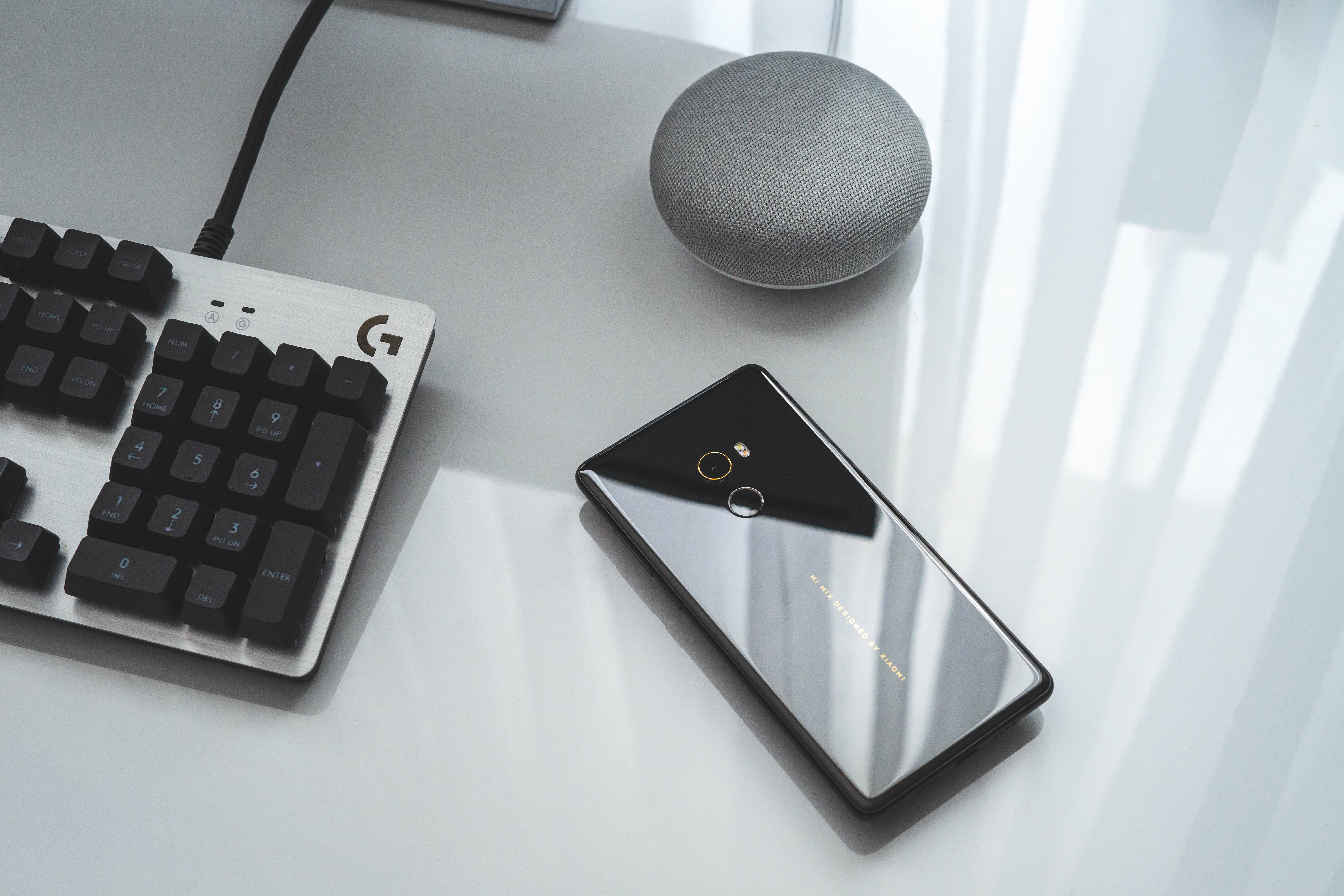 Xiaomi Phone Sa Table Wallpaper