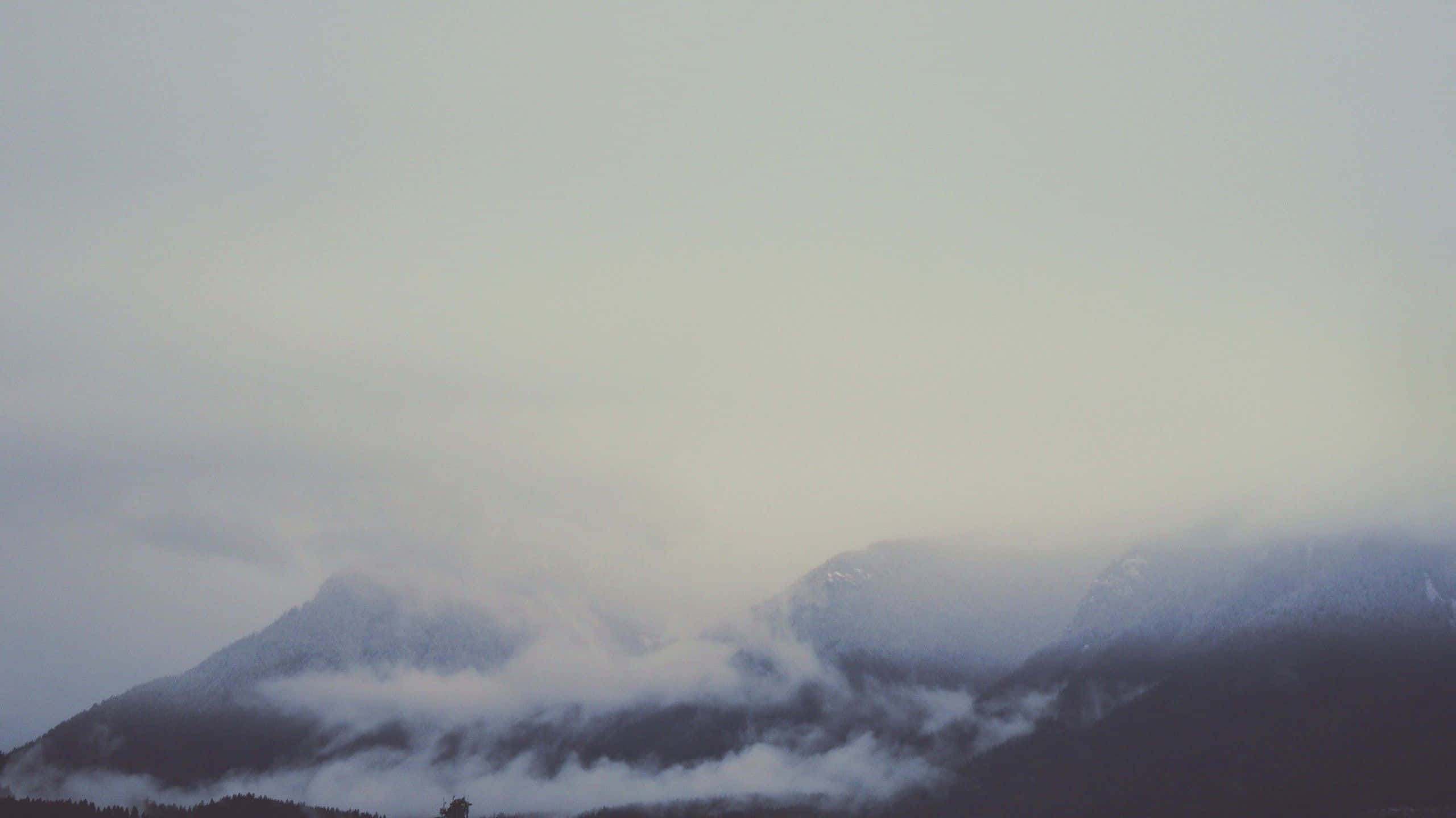 Yakapin ang Drama ng Isang Sopistikadong Grey Aesthetic Wallpaper