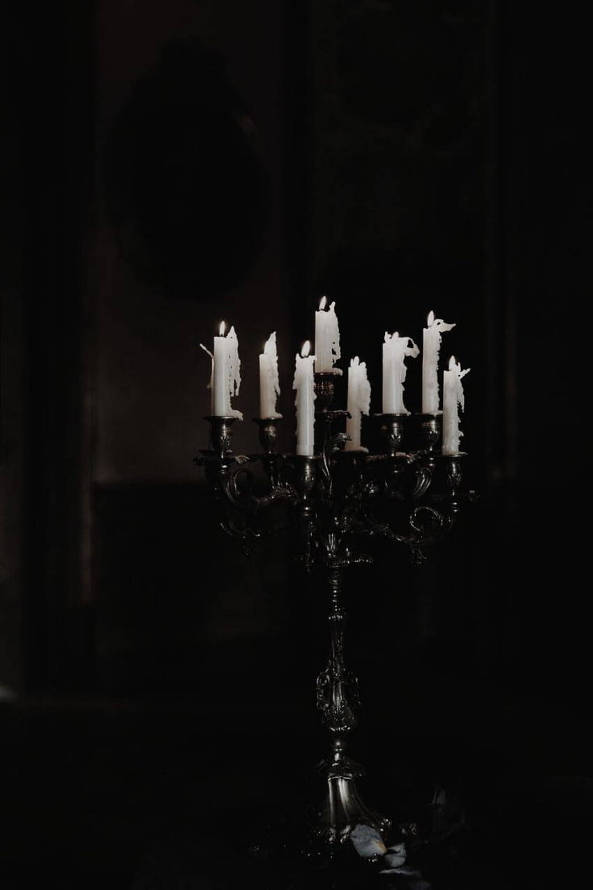 Yakapin ang iyong panloob na goth glam na may edgy na tingin at madilim na alindog. Wallpaper