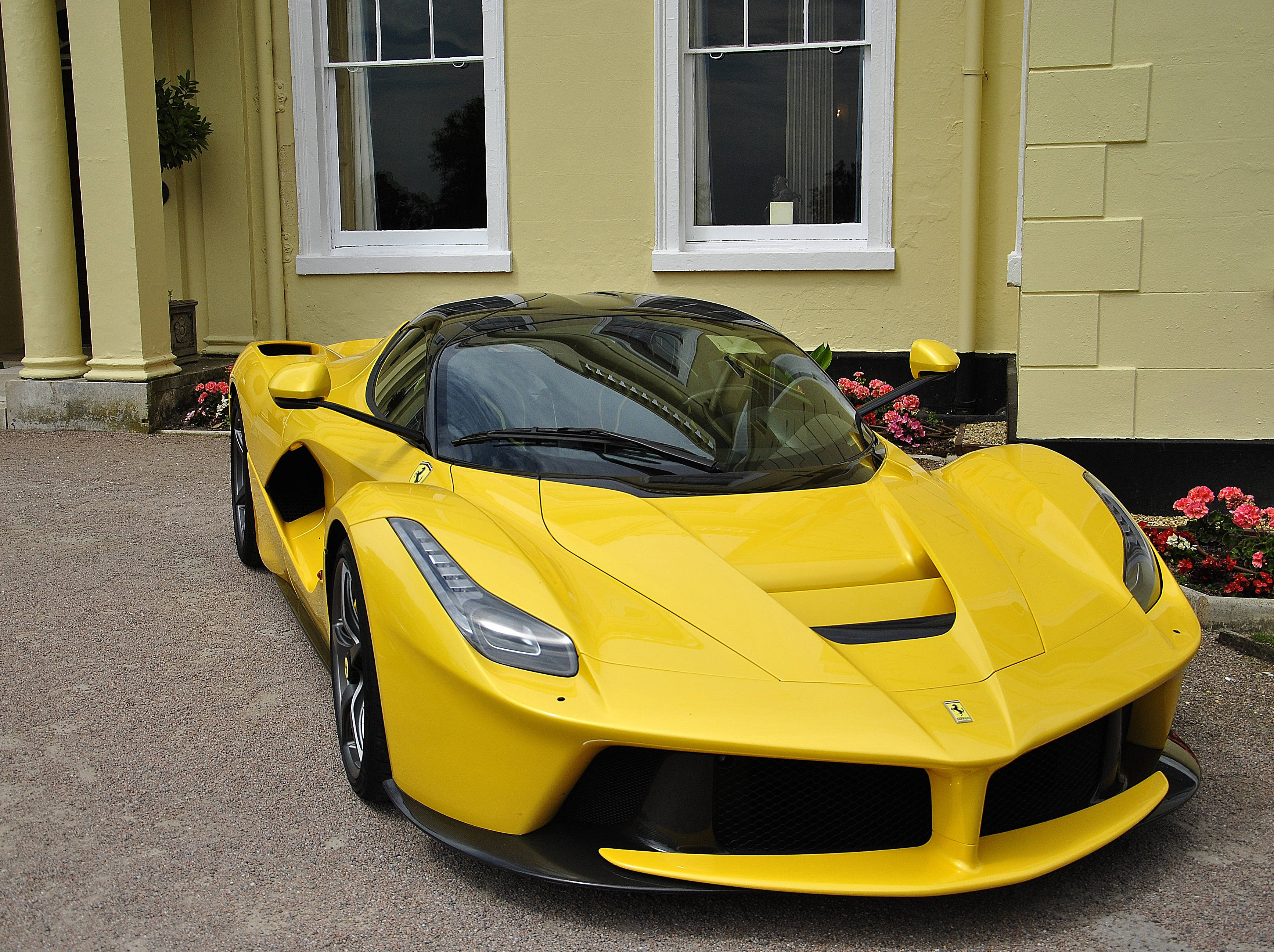 Yakapin ang Kapangyarihan ng Ferrari LaFerrari Wallpaper