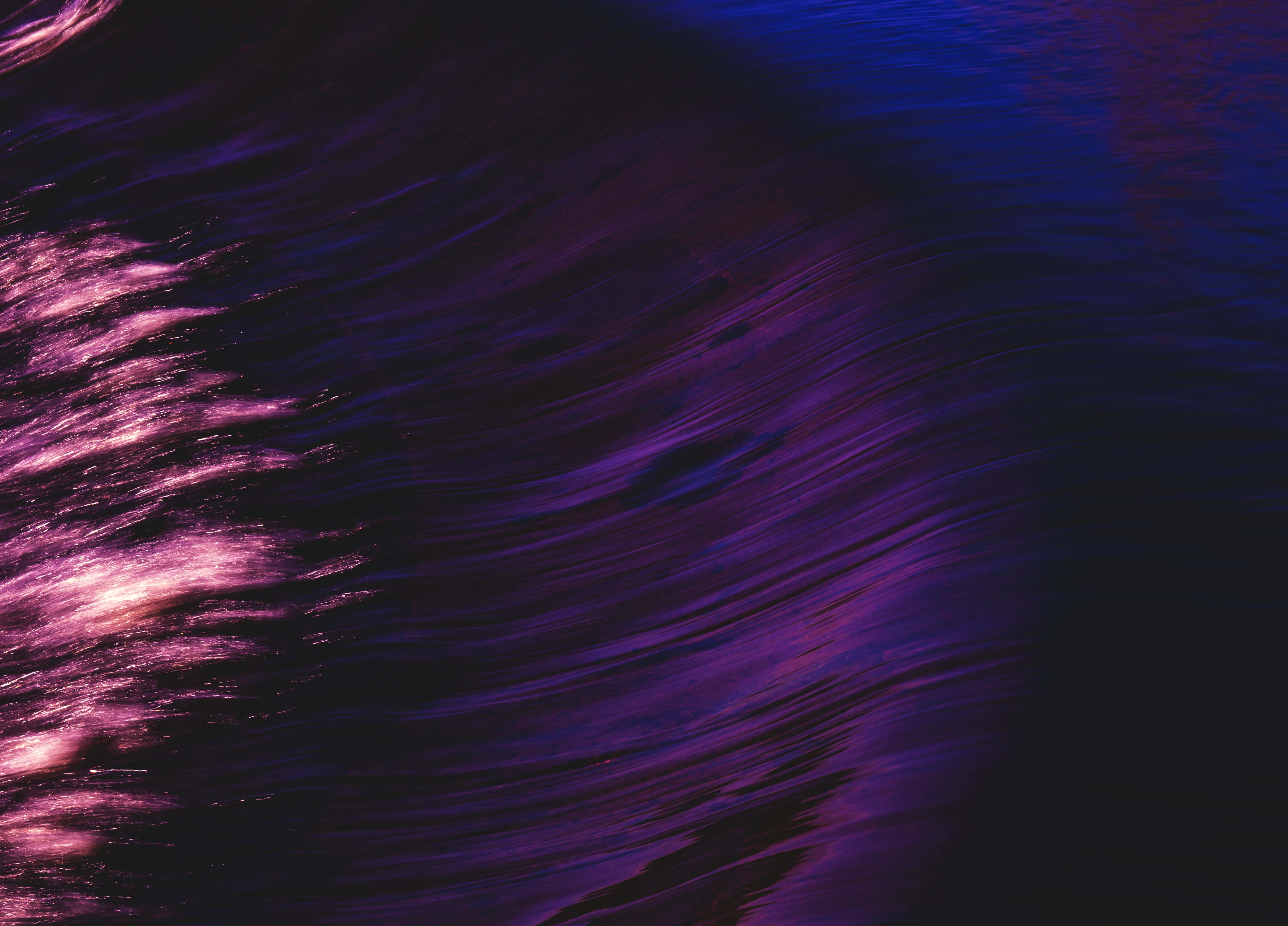 Yakapin ang magagandang lilim ng dark purple Wallpaper