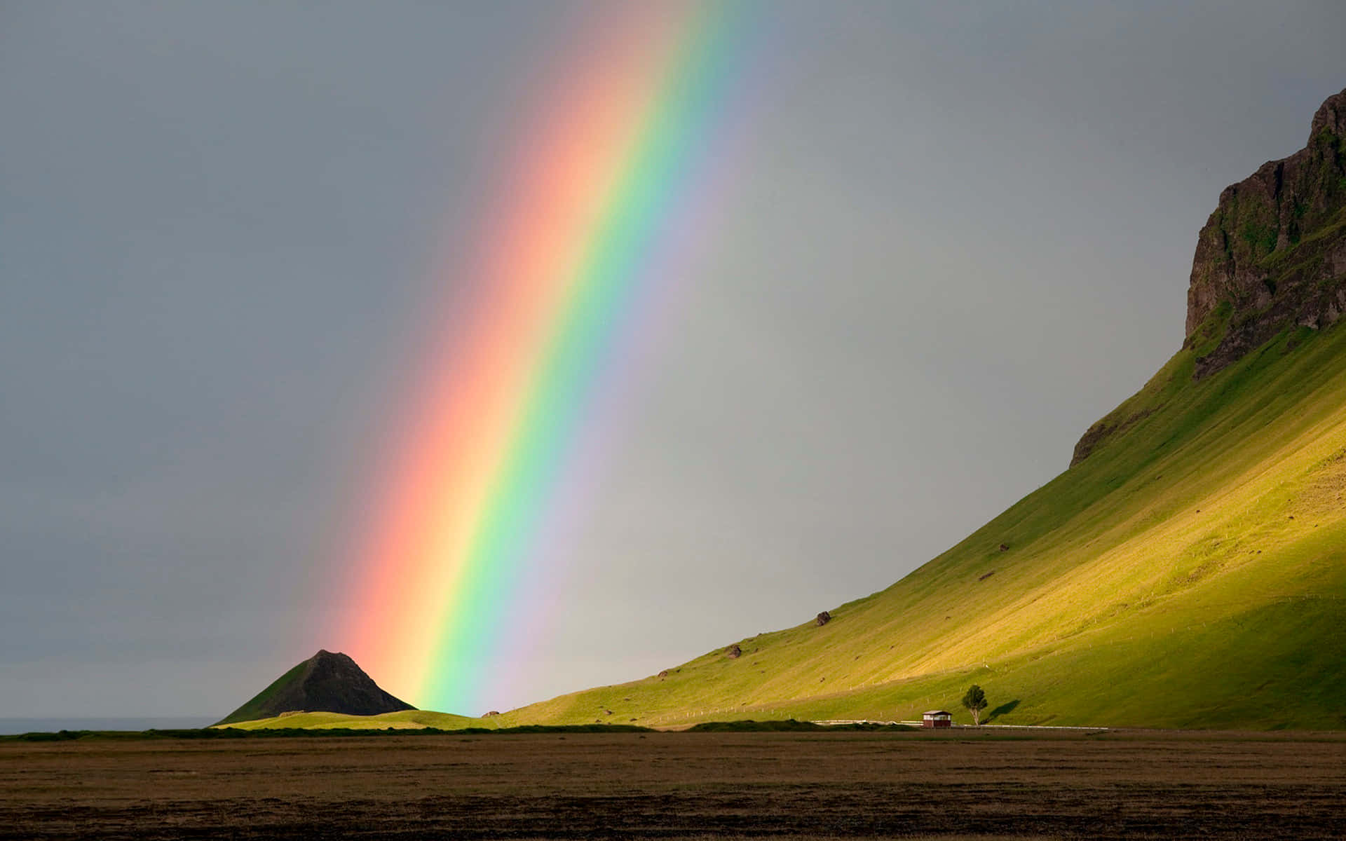 Yakapin ang makulay na kulay ng isang nakamamang-mang background na rainbow aesthetic Wallpaper