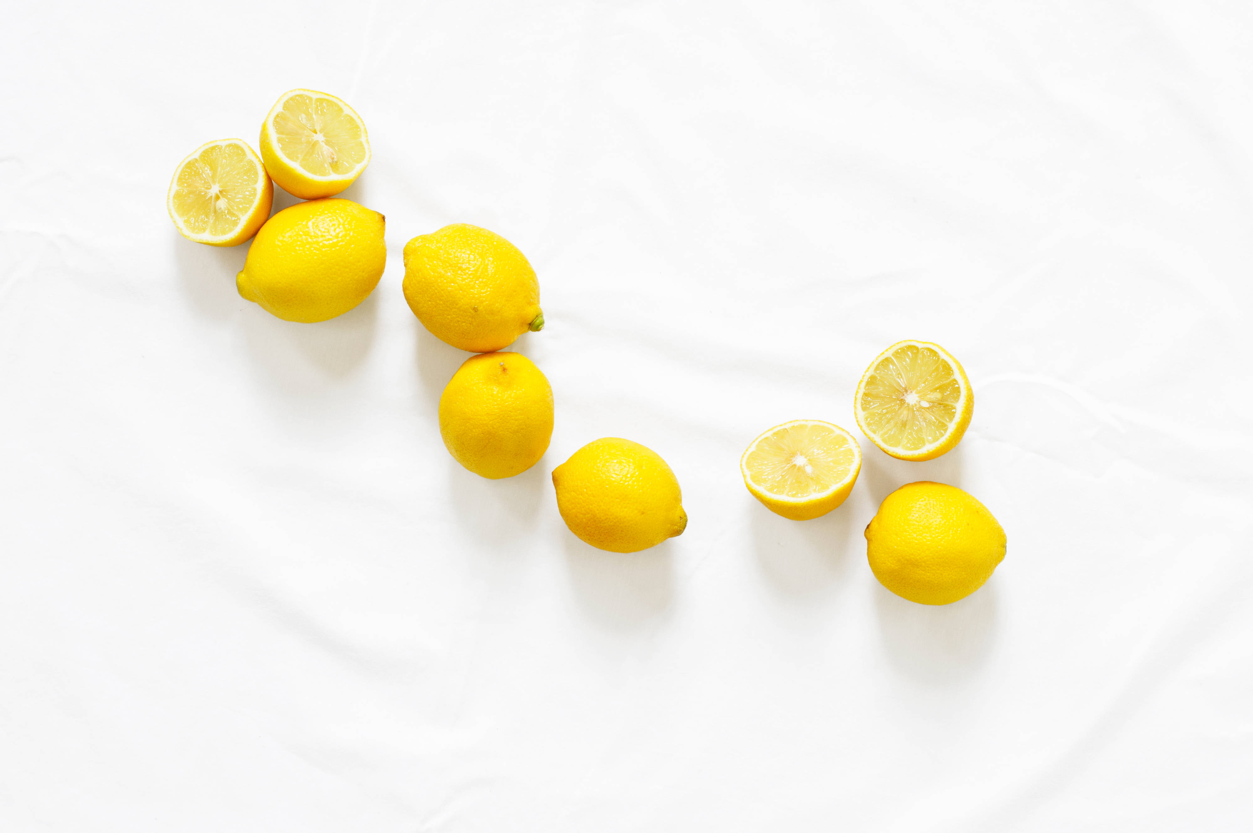 Dilaw na Lemons Sa Puting Ibabaw Wallpaper