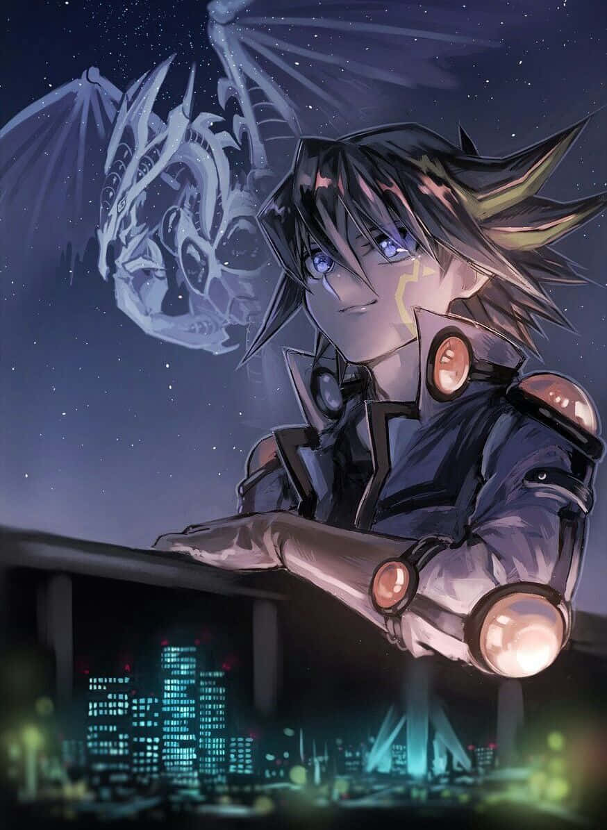 Yusei Fudo na may kumpiyansang pose kasama ang kanyang Duel Runner sa likuran Wallpaper