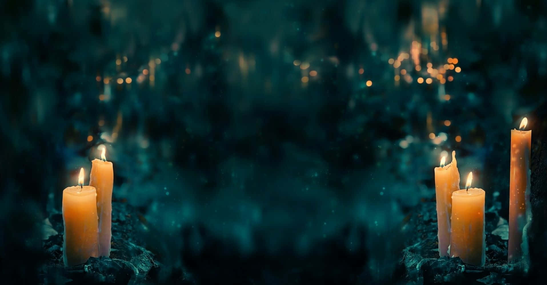 Zoom Background ng Halloween na May Nagniningas na Kandila Wallpaper