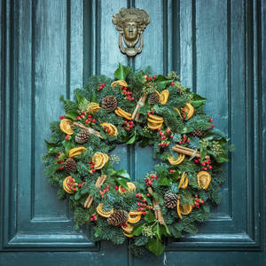 Wallpaper ng Christmas wreath na may orange slices — 1:1 Wallpaper