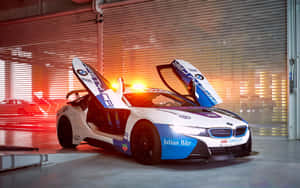 Isang modern na Safety Car na nagpapabilis sa racetrack sa ilalim ng cloudy sky — 2880x1800 Wallpaper