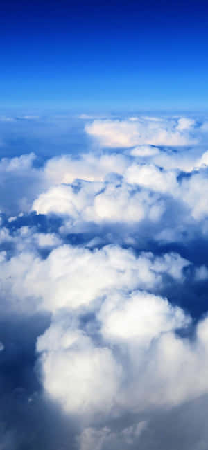 Puting Ulap na Likuran — iPhone 13 Pro Max Wallpaper