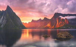 A beautiful image of lake for Macbook