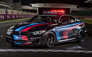 Isang Makinis at Modern na Safety Car na Namumuno sa Karera sa Track — MacBook Air M1 Wallpaper