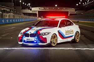 Isang makinis na modernong safety car sa racetrack — Surface Pro Wallpaper