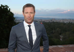 Aaron Eckhart Kasama ang Lungsod na Asul ang Langit — Asul na Langit Wallpaper