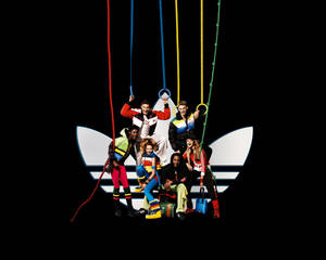 Logo ng Brand na Adidas at mga Model na Teen wallpaper — 5:4 Wallpaper
