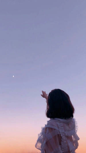 Aesthetic na Babaeng May Telepono sa Maaliwalas na Langit