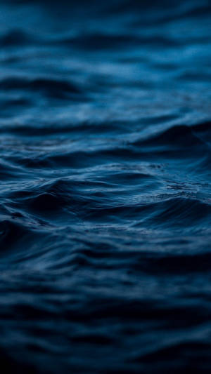 Aesthetic na Madilim na Asul na Alon ng Dagat HD — Aesthetic Dark Blue Wallpaper