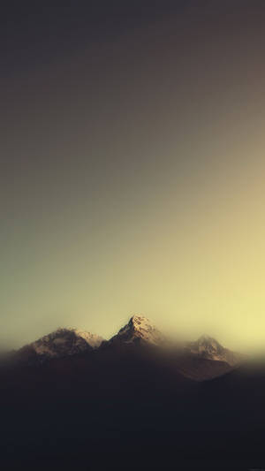 Aesthetic na Maulap na Bundok para sa iPhone 11 — Kalikasan Wallpaper