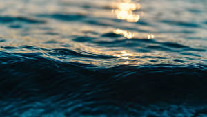 Aesthetic na Tubig na Madilim na Asul na HD — Aesthetic Dark Blue Wallpaper