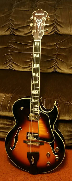 Itim kayumangging gitara akustiko mobile wallpaper. — Galaxy Z Fold 6 Wallpaper