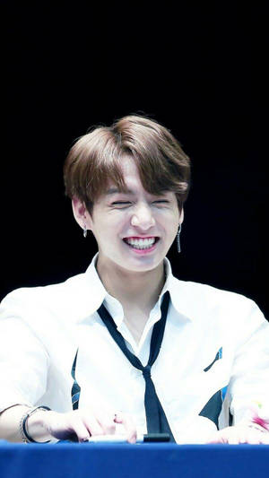Ang Nakakagiliyang si Jungkook ng BTS na Nakangiti sa Fanmeet