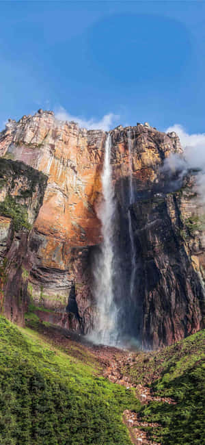 Angel Falls sa Ilalim ng Asul na Langit — iPhone 14 Plus Wallpaper