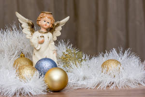 Wallpaper ng anghel ng Pasko na may mga bola at tinsel — Mga anghel ng pasko Wallpaper