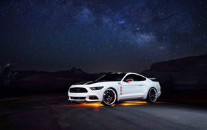 Astig na puting Ford Mustang wallpaper — Cool na mga sasakyan GIF Wallpaper
