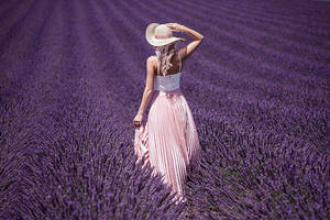 Babae sa Lavender Field na Aesthetic na Naglalakad
