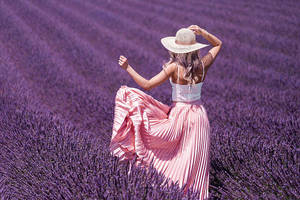 Babae sa Lavender na May Pink na Palda