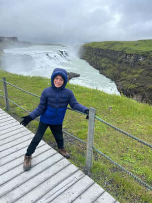 Batang Bumibisita sa Gullfoss Waterfall sa Timog-Kanlurang Iceland — Waterfall Wallpaper