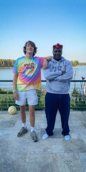 Baylen Levine at Mang-aawit na si Yachty — 18:9 Wallpaper