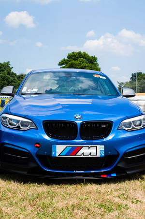Magandang Asul na BMW sa Isang Race Track — Astig na GIF Wallpaper