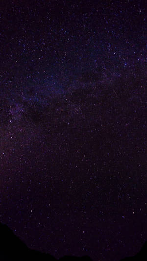 Isang astonishing HD mobile wallpaper ng dark purple galaxy na puno ng maraming maliliit na bright twinkling stars