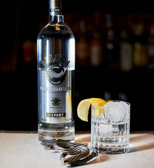 Beluga Vodka Inumin na may Lemon Peel — Galaxy Z Flip 8 Wallpaper
