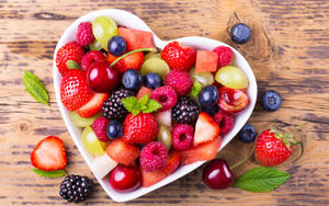 Iba't ibang Berries sa Heart-Shaped Bowl wallpaper — 16:10 Wallpaper