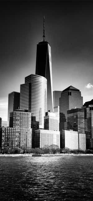 Itim At Puti na Freedom Tower Litrato — iPhone 17 Wallpaper
