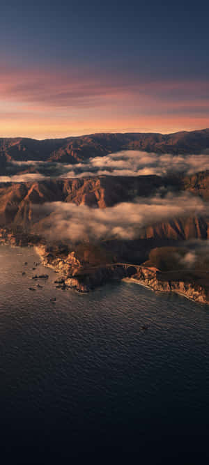 Mga Bangka Malapit sa Baybay at Bundok na may Gabing Langit — Pixel 10 Wallpaper