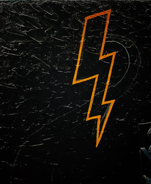 Lightning logo sa yellow wallpaper — Galaxy Z Fold 5 Wallpaper
