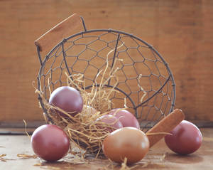 Brown na itlog ng Pasko sa nahulog na metal basket na may dayami, Easter wallpaper — 5:4 Wallpaper