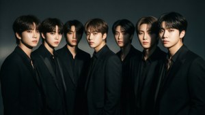 Ang BTS sa makikintab na itim na suit na may dramatikong noir lighting.