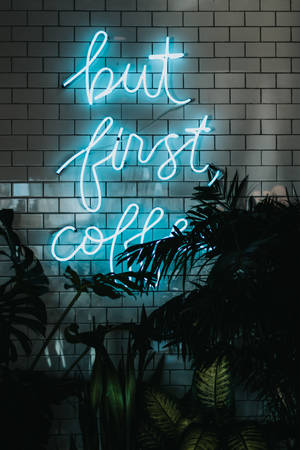 "But First Coffee" sa Neon Blue na iPhone — Neon blue Wallpaper