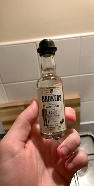 Kapsyon: Miniature na Bote ng Gin ng Brokers — 18:9 Wallpaper