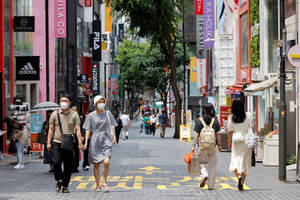 Caption: Tao na may Medical Masks sa Isang Crowd — 3:2 Wallpaper