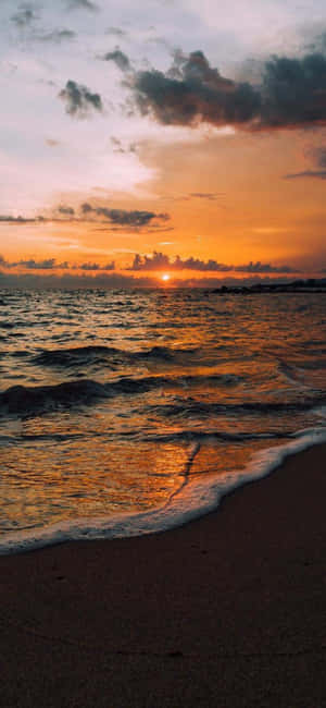 Tahimik na Eksena sa Dalampasigan Ipinapakita sa iPhone X Display — iPhone 17 Pro Max Wallpaper