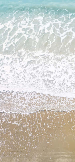 Nakakabiglang iPhone X wallpaper na nagkukuha ng isang exhilarating beach format — iPhone 15 Plus Wallpaper
