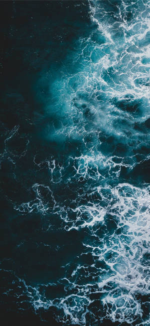 iPhone 11 malalim na karagatan puting-alon wallpaper.