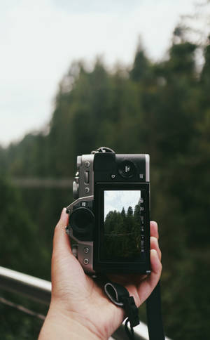 Photo ng kamay na humahawak ng retro camera wallpaper. — Honor Pad Wallpaper