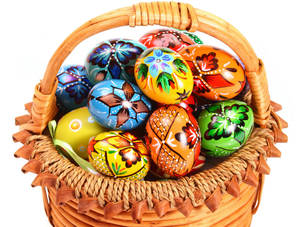 Wooden Easter basket na puno ng makulay na Easter itlog, Easter wallpaper